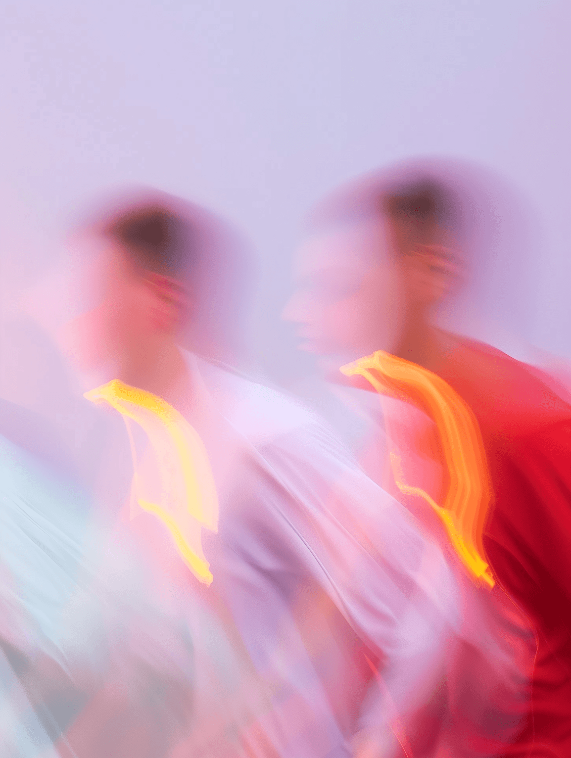 Des silhouettes floues dansent sous des lumières roses et jaunes